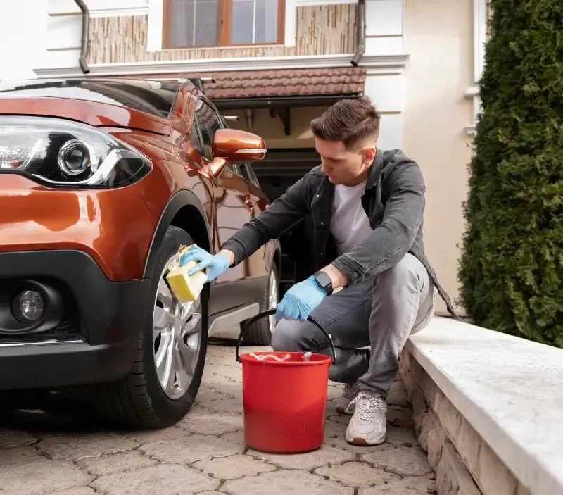 Lavage auto à domicile Saint-André-de-l'Épine : professionnel intervenant sur un véhicule